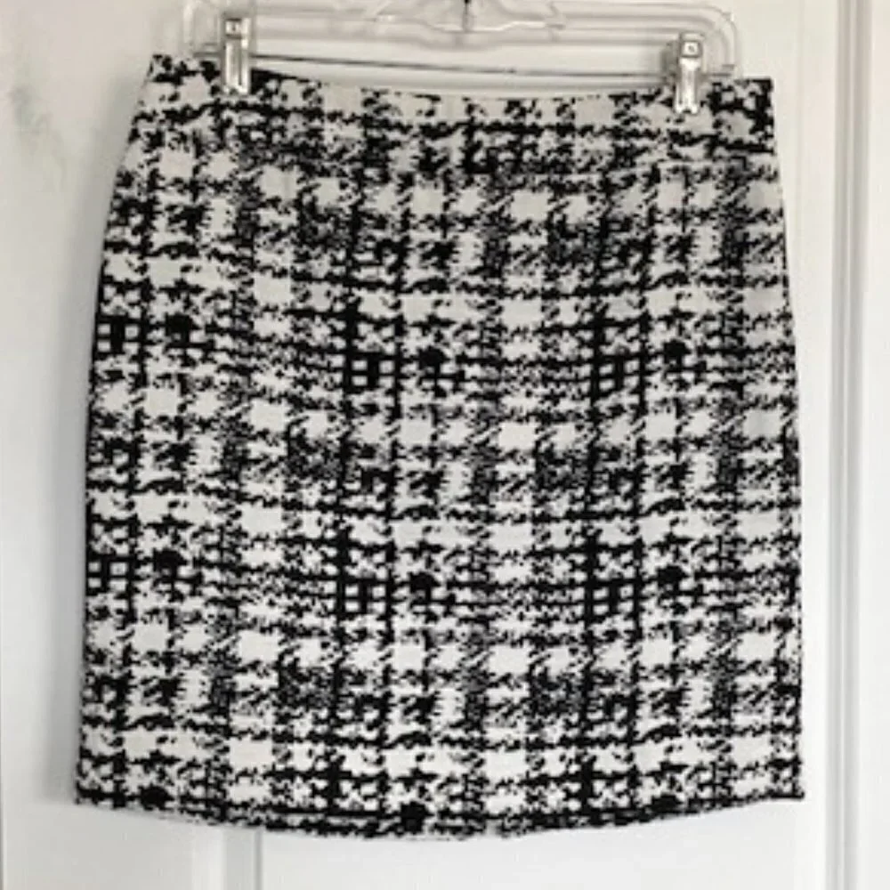 ANN TAYLOR Graphic Print Black White Mini Skirt 6 Petite - Picture 4 of 13